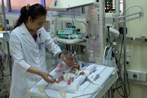 20 ngày cân não trước ca mổ tim cứu bé gái sinh non