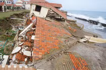 Quảng Nam: Sóng biển đánh sập hàng chục biệt thự nghỉ dưỡng