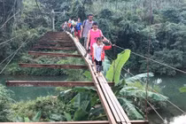 Thót tim nhìn học sinh Hòa Bình vượt cầu treo không có mặt sàn