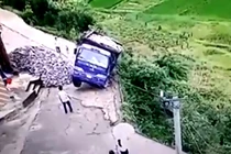 Tài xế bay người thoát chết khi ô tô rơi xuống vực