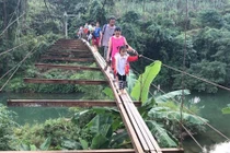 Thót tim nhìn học sinh Hòa Bình vượt cầu treo không có mặt sàn