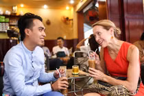 Ảnh: Tân tổng lãnh sự Mỹ uống cà phê sữa đá ở TP HCM