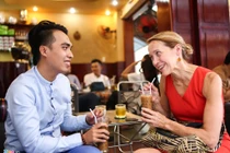 Ảnh: Tân tổng lãnh sự Mỹ uống cà phê sữa đá ở TP HCM