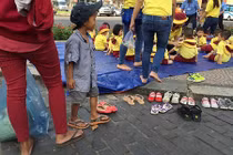 Cậu bé lượm ve chai: Mẹ được nhận làm, con sẽ tới trường