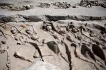 Bí ẩn 80 hài cốt đeo còng sắt trong cổ mộ