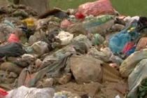 “Núi” chất thải bỗng dưng mọc lên ở gần khu dân cư