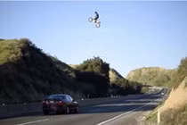 Mô tô bay trên không qua cao tốc khiến người đi đường hoảng
