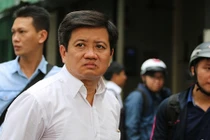 Ông Đoàn Ngọc Hải xuống đường với tóc bạc trắng, nét mặt trầm tư