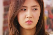 “Chết đứng” khi thấy hành động của em gái qua khe cửa