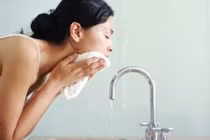 Nên bỏ ngay thói quen rửa mặt bằng khăn mặt kiểu này