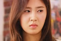 “Chết đứng” khi thấy hành động của em gái qua khe cửa