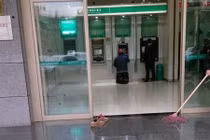 Xúc động ảnh đôi giày bẩn của cô công nhân trước cây ATM 