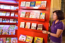 Ảnh: Cửa hàng sách di động nhiều màu sắc trên phố đi bộ