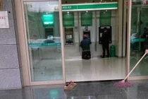 Xúc động ảnh đôi giày bẩn của cô công nhân trước cây ATM 