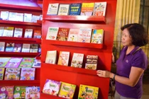 Ảnh: Cửa hàng sách di động nhiều màu sắc trên phố đi bộ