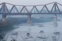 Những khoảnh khắc đẹp bình dị của cầu Long Biên