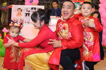 Gia đình Hiếu Hiền hạnh phúc mừng thôi nôi con gái