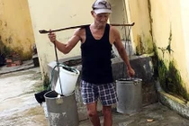 Lão ông bán nước lã kiếm ăn xuyên 2 thế kỷ