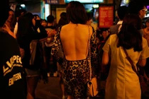 Những hành động không đẹp, phản cảm ở phố Tây