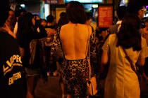 Những hành động không đẹp, phản cảm ở phố Tây