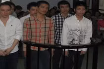 "Bi kịch án" vì một cái tát tiếp viên quán đèn mờ