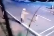 Để mắt đến trẻ chơi ở đường trước khi quá muộn