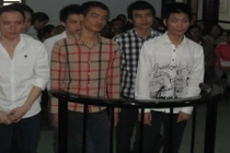 "Bi kịch án" vì một cái tát tiếp viên quán đèn mờ