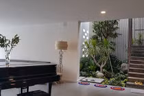 Mẹ Hà Hồ tự dọn dẹp biệt thự trắng triệu đô của con gái cưng