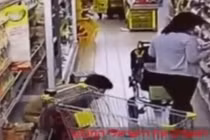 Ghê sợ người phụ nữ đại tiện vào quầy thực phẩm đông lạnh siêu thị