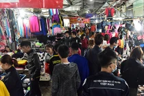 Dân Hà Nội chen chân mua quần áo mùa đông trong đêm lạnh