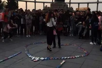 Chàng trai cầu hôn bạn gái bằng 999 hộp bao cao su 