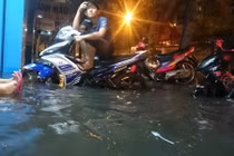 Bi hài những hình ảnh Sài Gòn sau trận mưa lịch sử