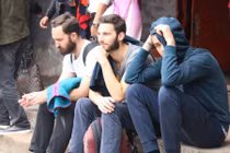 Muôn kiểu tạo dáng chụp ảnh kỷ yếu khiến khách Tây thích thú