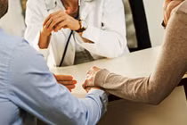 Cặp vợ chồng khám vô sinh phát hiện là anh em sinh đôi