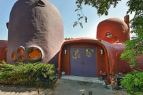 Khám phá ngôi nhà kì quặc lọt giữa khu nhà giàu nước Mỹ