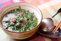 Vì sao không nên vò nát rau ngót khi nấu canh?