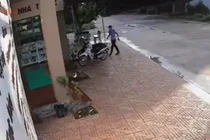 Trộm xe máy nhanh như chớp ngay trước cửa phòng khám