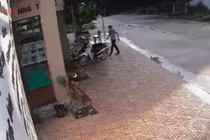 Trộm xe máy nhanh như chớp ngay trước cửa phòng khám