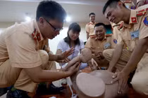 CSGT Hà Nội tập đỡ đẻ rơi trên đường