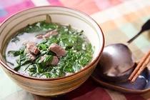 Vì sao không nên vò nát rau ngót khi nấu canh?