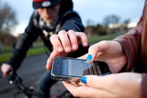 Cướp giật điện thoại còn giả công an xin mật khẩu 