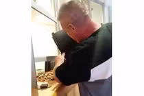 “Vã mồ hôi" với ông bố mang tiền xu đi nộp phạt