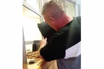 “Vã mồ hôi" với ông bố mang tiền xu đi nộp phạt