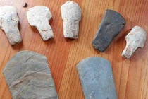 Phát hiện lưỡi rìu bằng đá nghi cổ vật thời tiền sử