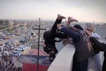 Màn xử tử man rợ của IS với người đồng tính