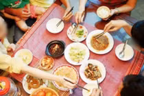 Gắp thức ăn mời người khác, thói quen sai lầm giết chết bạn 