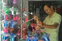 Ông lão 70 dùng vỏ lon bia làm đèn lồng “bật” lại hàng Trung Quốc 