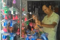 Ông lão 70 dùng vỏ lon bia làm đèn lồng “bật” lại hàng Trung Quốc 