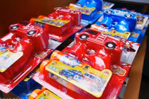 Trước Trung thu, súng bắn bong bóng Trung Quốc đắt hàng 