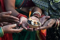 Kinh hoàng bé gái bị đè sắt nung lên ngực để chữa viêm phổi